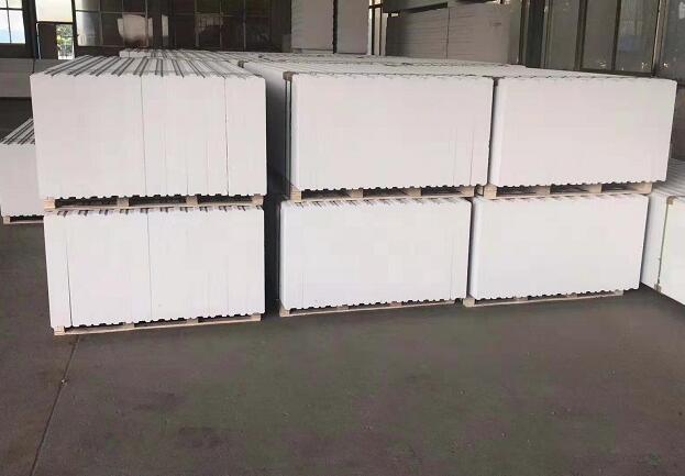 青島輕質(zhì)隔墻板為小區(qū)建筑施工供應(yīng)500噸墻板